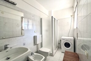 Doccia, bidet, asciugamani