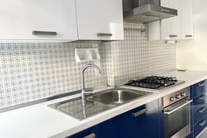 Een koelkast, een oven, een vaatwasser