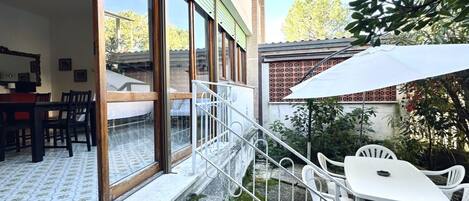 屋外ダイニングエリア