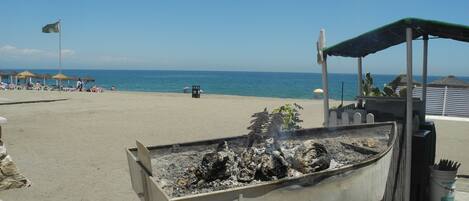 ビーチの近く、サンラウンジャー、ビーチタオル