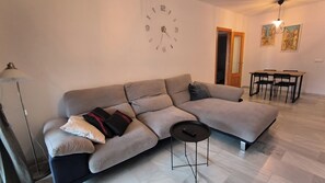 TV, books - La Casa de Bebita: central and with parking (FUENGIROLA)