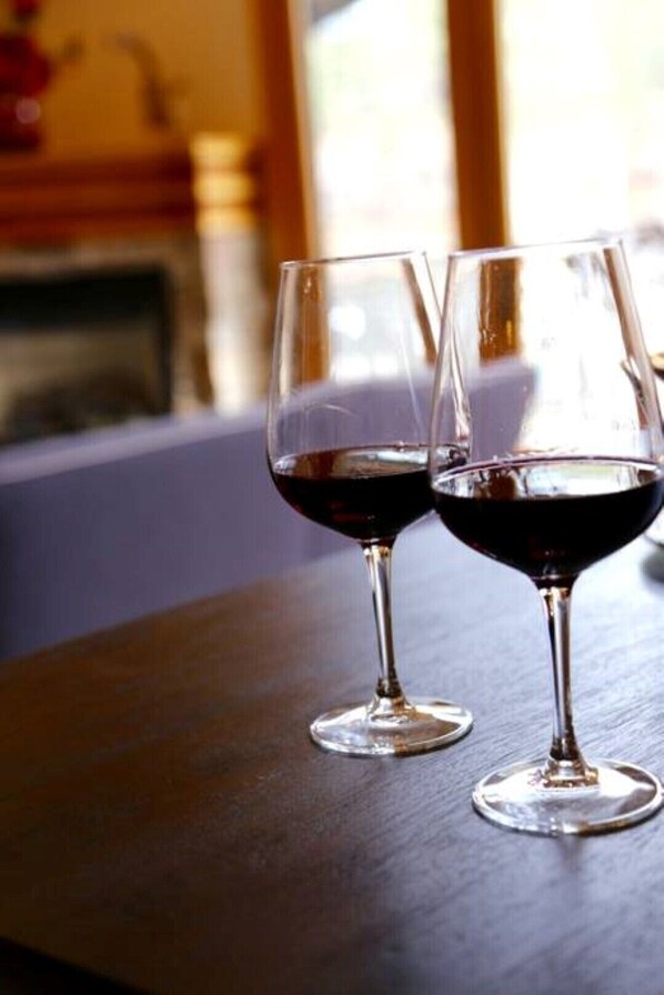 Dos copas de vino sobre una mesa con un fondo desenfocado.