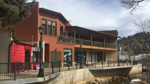 Un edificio moderno con spa y un restaurante llamado 'Lithium'.