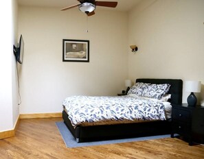 1 bedroom, iron/ironing board, free WiFi, bed sheets - Downtown Corner Luxury Loft on the Riverwalk - King Bed! (Estes Park)