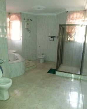 Towels, soap, shampoo, toilet paper - Gya-son Royal Guesthouse (Kumasi)