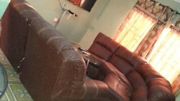 Studio Suite Executive, 1 giường cỡ king | Khu phòng khách | TV LED 32-inch có truyền hình vệ tinh, TV