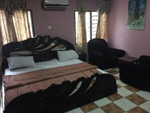Executive Room | Desk, blackout drapes, soundproofing, free WiFi - Gya-son Royal Guesthouse (Kumasi)