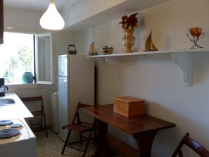 Refrigerador, horno, cafetera y tetera y utensilios de cocina