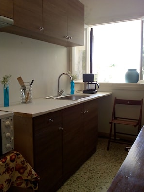 Refrigerador, horno, cafetera y tetera y utensilios de cocina