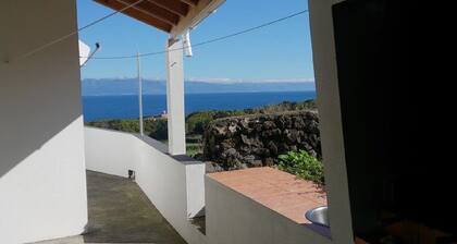 Pico Hollidays Rentals / Apt. CASA do CANTO - PICO mountain and sea views