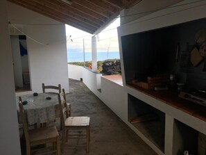 Outdoor dining - Pico Hollidays Rentals / Apt. CASA do CANTO - PICO mountain and sea views (São Roque do Pico)