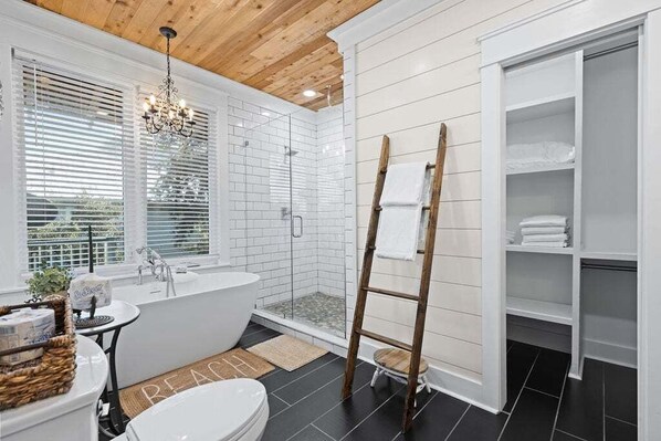 Combined shower/tub, hair dryer, towels