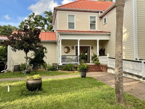 Exterior - In the Heart of Apalachicola~Walk Everywhere!~Pet Friendly Studio Apartment (Apalachicola)