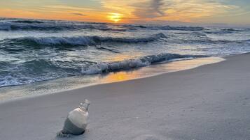 Vlak bij het strand, ligstoelen aan het strand