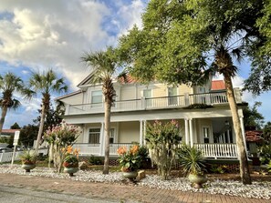 Exterior - In the Heart of Apalachicola~Walk Everywhere!~Pet Friendly Studio Apartment (Apalachicola)