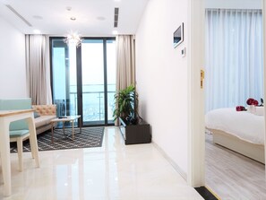 Leilighet – deluxe, 1 soverom, balkong, byutsikt | Oppholdsområde | Smart-TV og Netflix