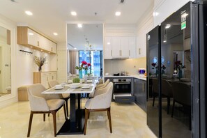 Appart'hÎtel Deluxe, 2 chambres, vue ville | Coin cuisine privé | Grand réfrigérateur, micro-ondes, four, plaque de cuisson