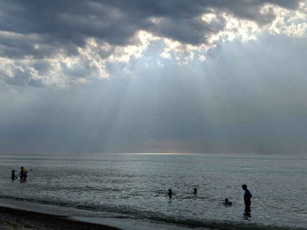 Una playa cerca, sillas reclinables de playa, toallas de playa