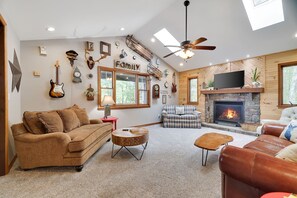 Smart TV, chimenea, futbolito, mesa de ping pong