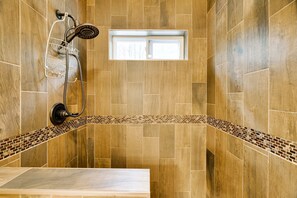 Chuveiro/banheira combinados, secador de cabelo, toalhas de banho 