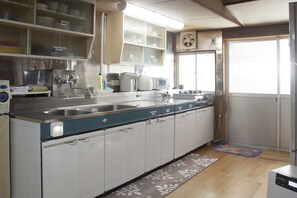 Fridge, microwave, oven, stovetop - Nachikatsuura-cho, Shimozato, Family Guesthouse Shinyui (Nachikatsuura-chō)