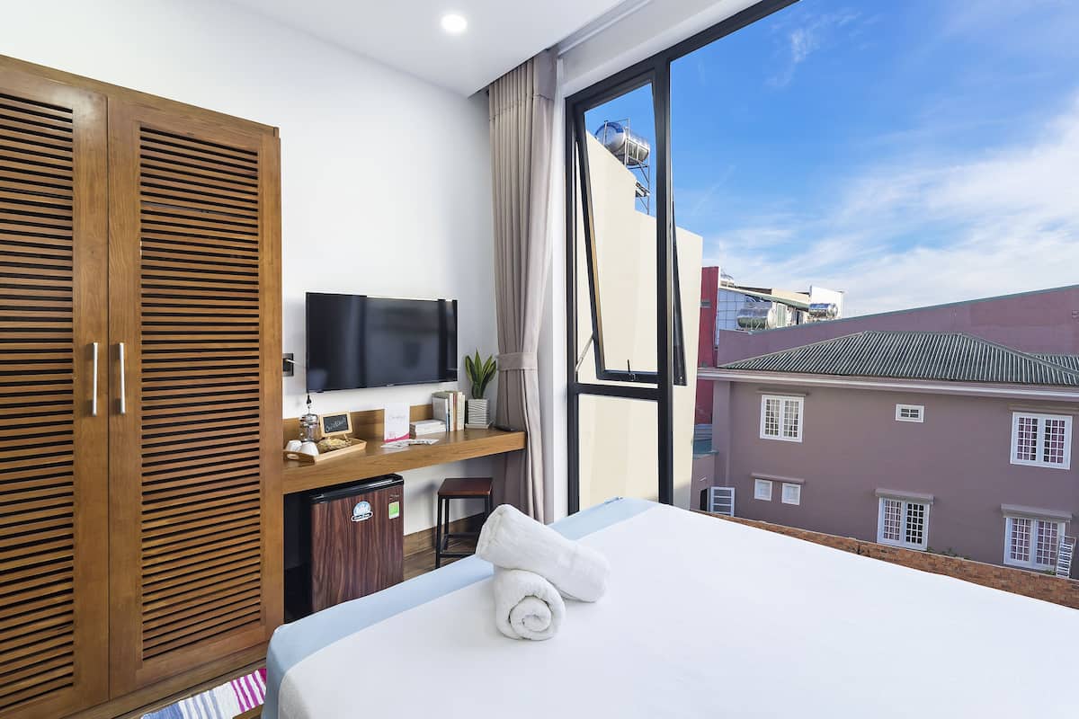 Habitación doble Deluxe, 1 cama Queen size, para no fumadores, vista a la ciudad | Minibar, escritorio, cortinas blackout y tabla de planchar con plancha