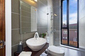 Kamar Double Deluks, 1 Tempat Tidur Queen, Bebas Asap Rokok, pemandangan kota | Kamar mandi | Shower, pancuran hujan, pengering rambut, dan sandal