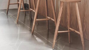 Een bar met houten krukken en een toog.