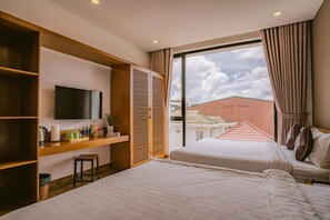 Minibar, bureau, rideaux occultants, fer et planche à repasser