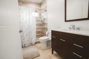 Ensemble baignoire-douche, séchoir à cheveux, serviettes fournies