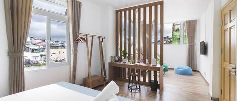 Habitación Premium, 1 cama de matrimonio grande con sofá cama, no fumadores, vistas a la ciudad | Colchones viscoelásticos, minibar, escritorio