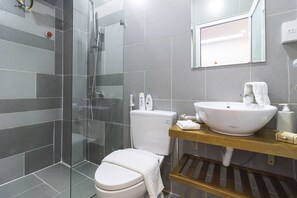 Shower, pancuran hujan, pengering rambut, dan sandal