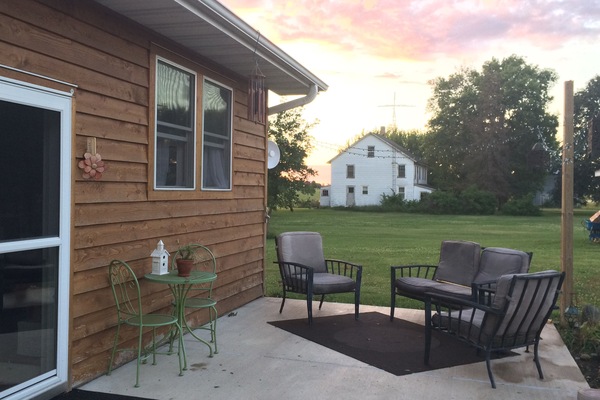 Lovely patio area/dining area, enjoy the breeze, soak up the sun, smoke outside.
