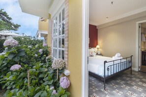 Une chambre d’hôtel avec un lit, une fenêtre et une vue sur l’extérieur.