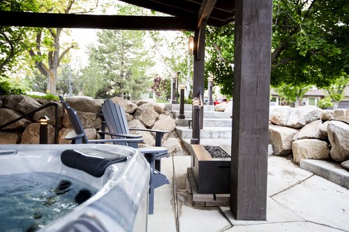 Vacation Bliss! Skier's Dream! Covered Hot Tub/Spa, Fire Pit, Mountain Views.