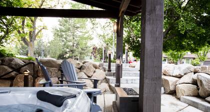 Vacation Bliss! Skier's Dream! Covered Hot Tub/Spa, Fire Pit, Mountain Views.