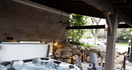 Loma Bliss! Hiihtäjän unelma! Katettu kylpytynnyri / kylpylä, tulipalo, vuoristomaisemat.