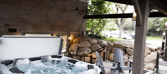 Vacation Bliss! Skier's Dream! Covered Hot Tub/Spa, Fire Pit, Mountain Views.