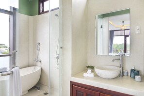 Habitación Deluxe doble, 1 cama de matrimonio, bañera | Baño | Ducha y cabezal de ducha tipo lluvia