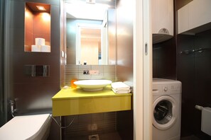 Séchoir à cheveux, serviettes fournies, savon, papier de toilette