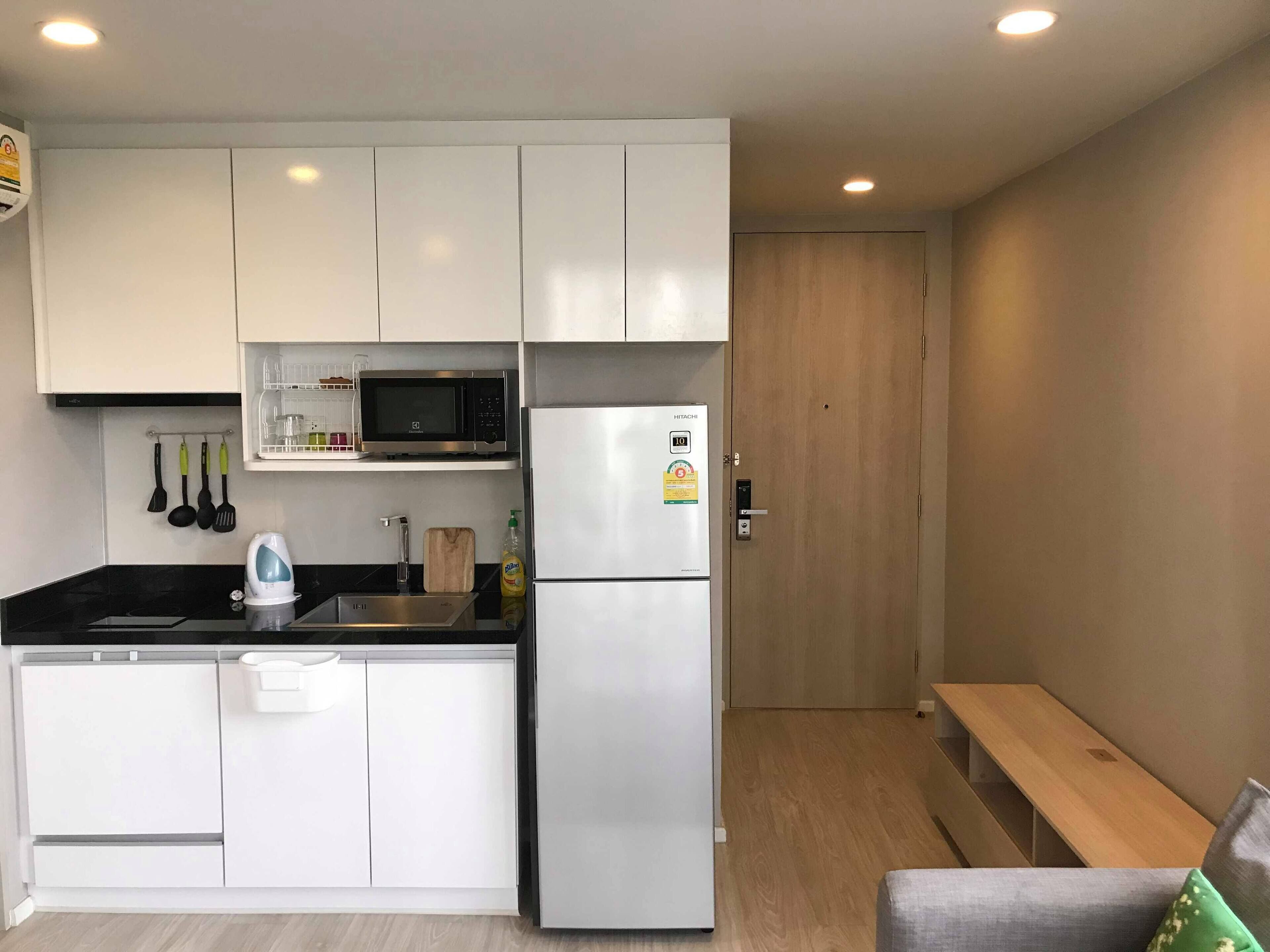 Kühlschrank, Mikrowelle, Herdplatte, Wasserkocher