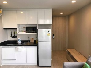 Refrigerador, microondas, parrilla de estufa y tetera eléctrica 