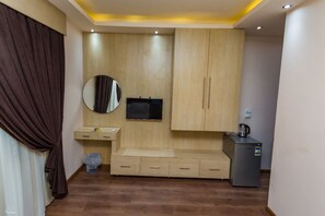 Egyptian cotton sheets, premium bedding, memory-foam beds, minibar - Grand City Hotel (Cairo)