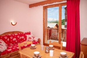 Dining - 300m from ski slopes, 3rd floor, swimming pool, balcony, tv, ski locker, 25m², Puy-Saint-Vincent (Puy-Saint-Vincent)