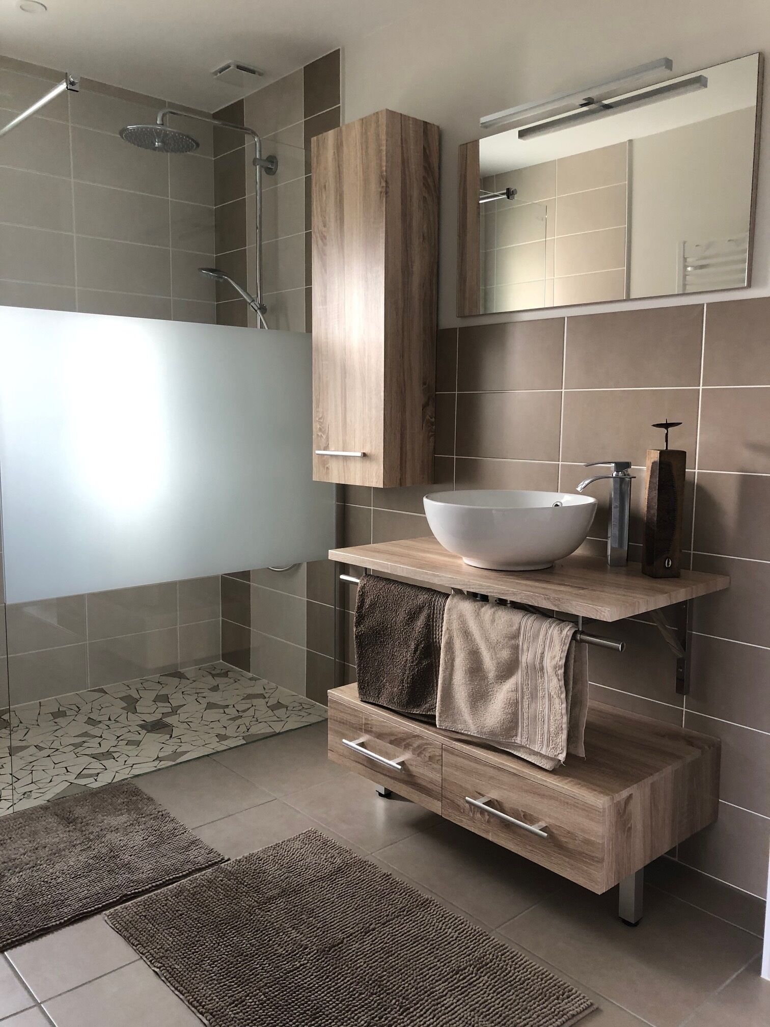 Douche, sèche-cheveux, serviettes fournies, savon