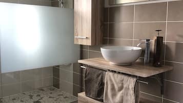 Douche, sĂšche-cheveux, serviettes fournies, savon