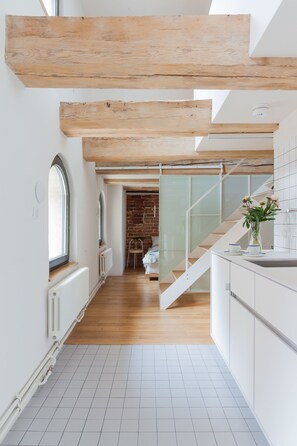 Apartamento familiar, vistas a la ciudad (2) | Cocina privada | Frigorífico, placa de cocina, hervidor eléctrico y utensilios de cocina