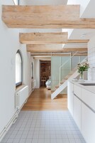 Apartamento familiar, vistas a la ciudad (2) | Cocina privada | Frigorífico, placa de cocina, hervidor eléctrico y utensilios de cocina