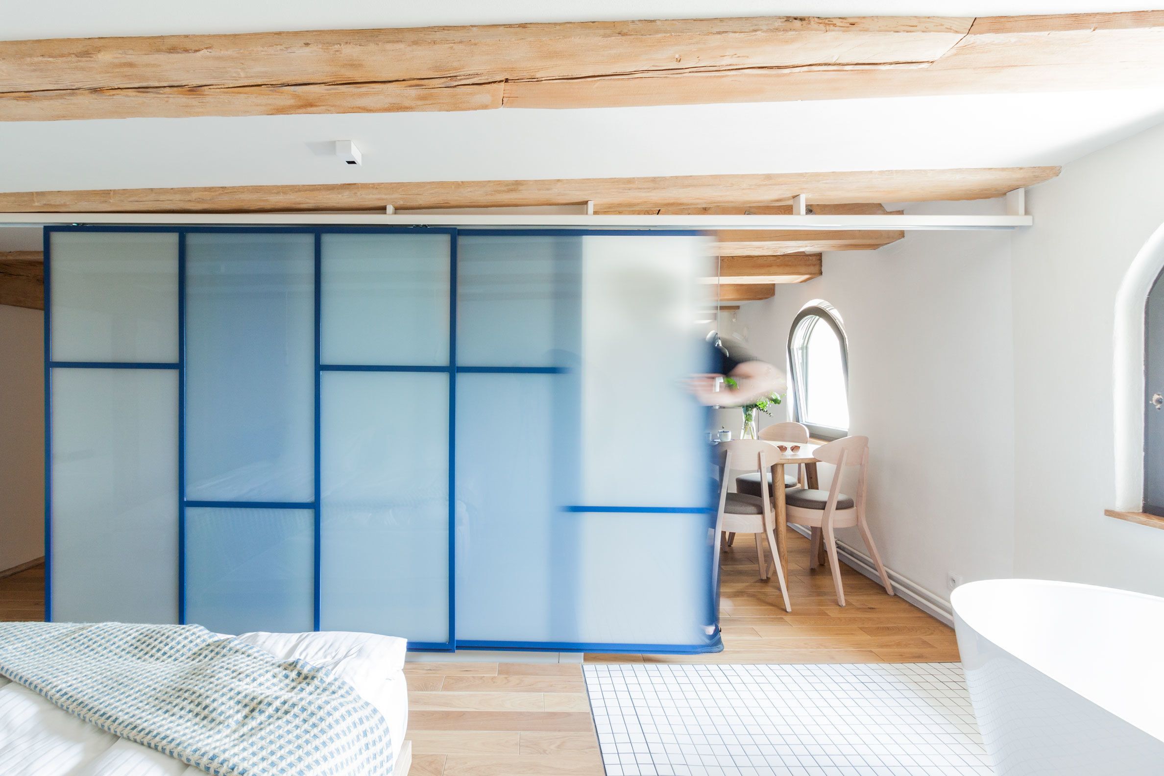 Une chambre à coucher avec un lit, un bureau et une chaise.
