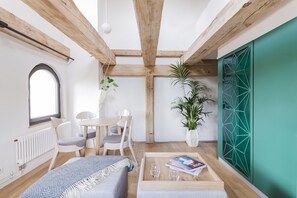 Premium Apartment, River View (1) | Living room